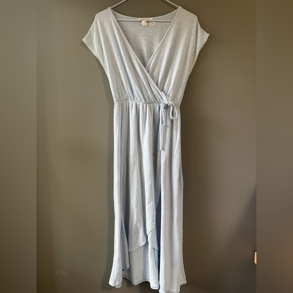 Caution to the wind, size xs, light weight, high-low, white and blue pin stripe - Picture 3 of 6